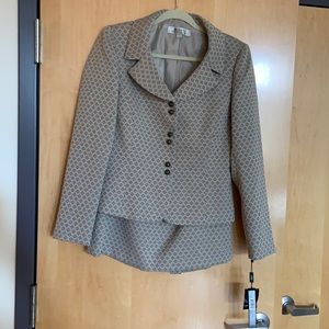 Tahari 2 piece suit size 6 Brand new